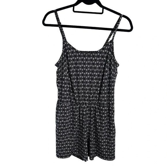 Vince Camuto Black and White Geometric Pattern Romper XS Spaghetti Straps Shorts - Picture 1 of 6